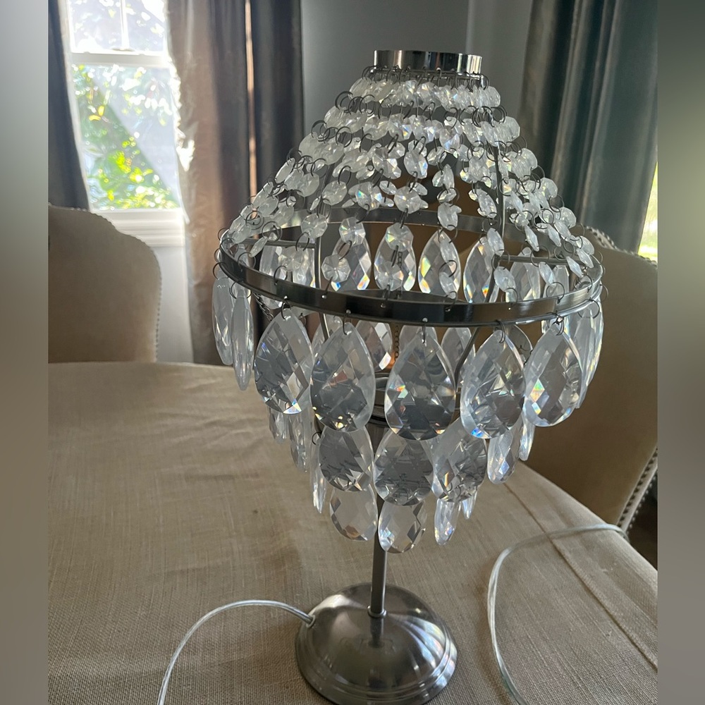 Table lamp with glass beads